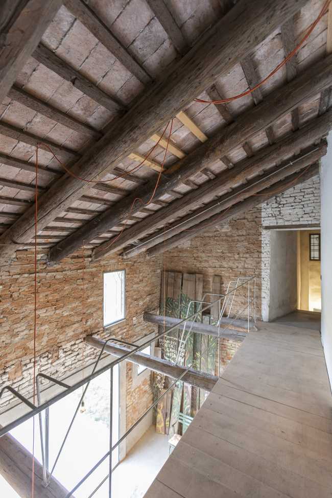 Proyecto de una casa para un hermano y una hermana: preservar la frugalidad del pasado agregando nueva libertad