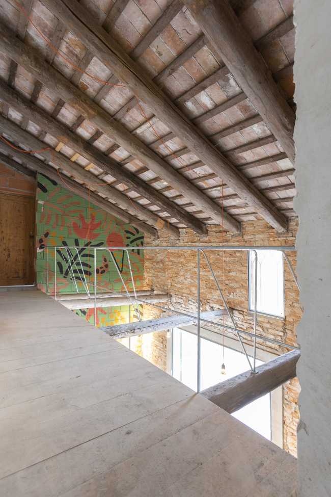 Proyecto de una casa para un hermano y una hermana: preservar la frugalidad del pasado agregando nueva libertad