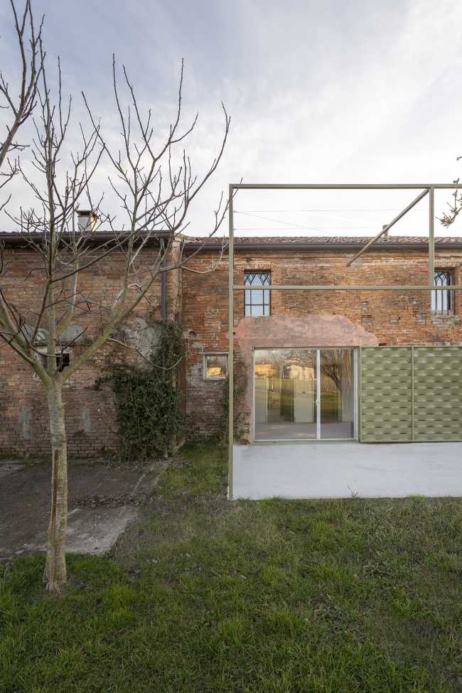 Proyecto de una casa para un hermano y una hermana: preservar la frugalidad del pasado agregando nueva libertad