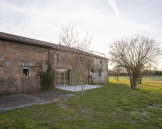 Proyecto de una casa para un hermano y una hermana: preservar la frugalidad del pasado agregando nueva libertad