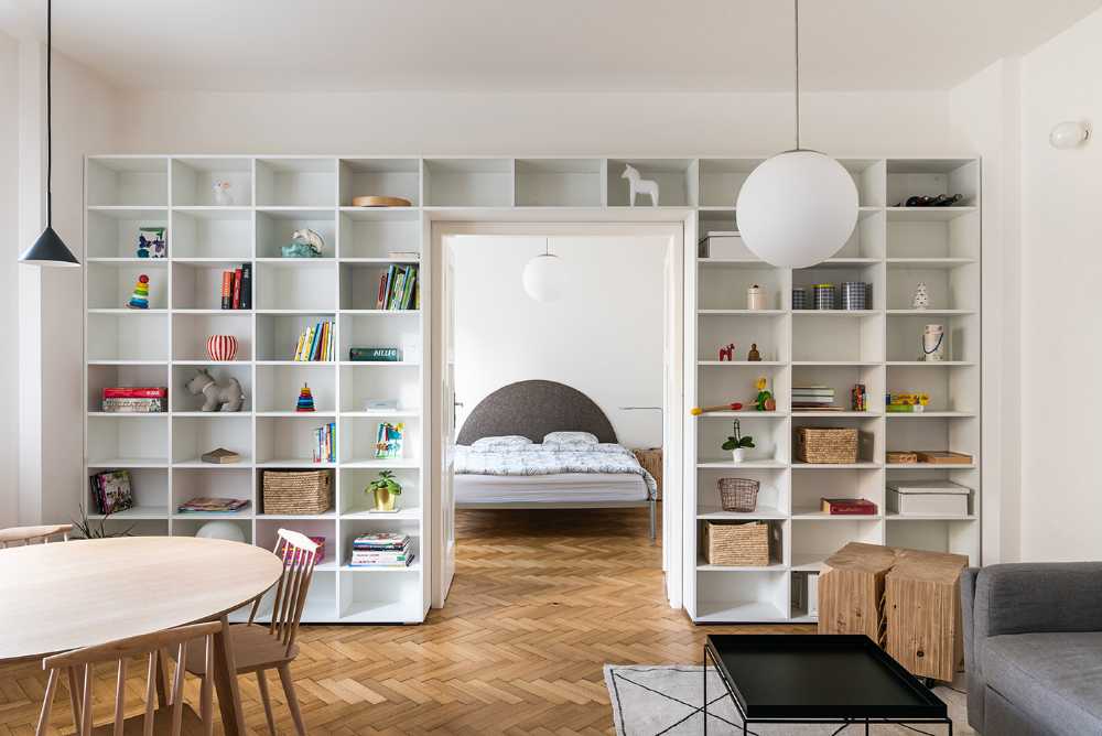Ristrutturazione dell’Appartamento H nella Old Town di Bratislava. Layout razionale e contrasto tra bianco e colori primari