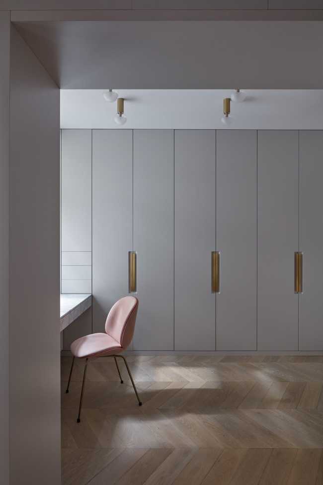 077 Residence, ristrutturazione di un ampio appartamento nel cuore di Praga. Moodboard ricca e dettagli raffinati