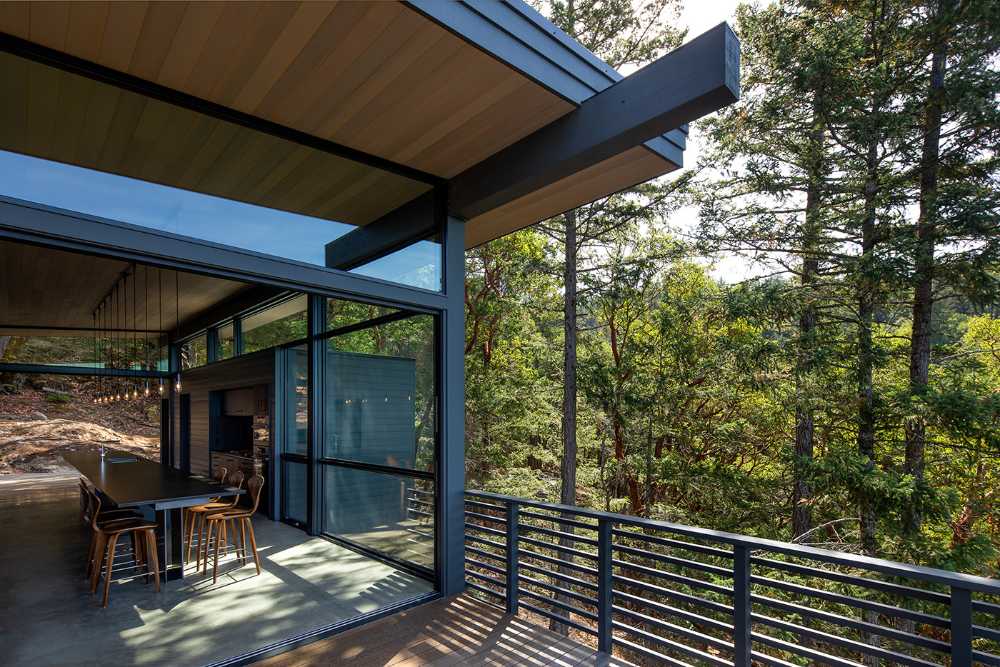 La vida que se ancla a una roca existente en Buck Mountain Cabin
