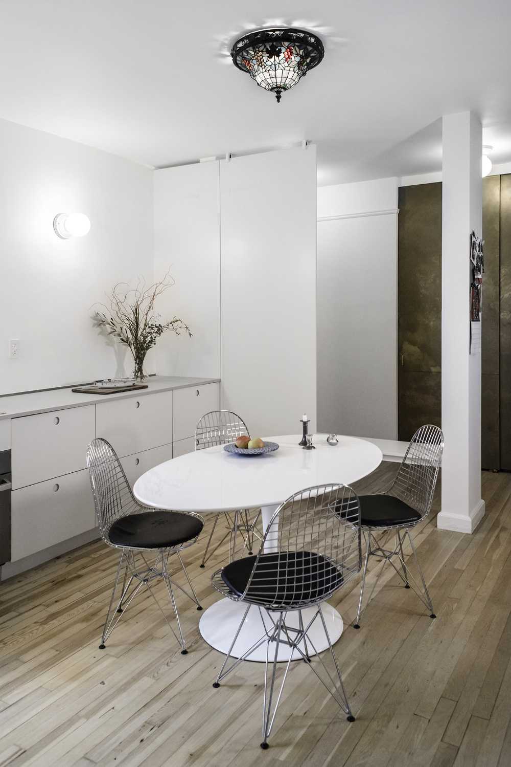 Restyling the interior of an apartment in New York City. Recovery of original 1930s design elements and a new spatial approach