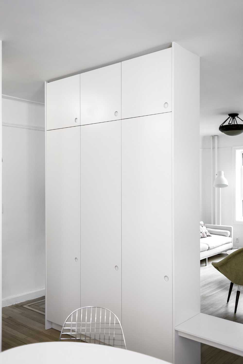 Restyling the interior of an apartment in New York City. Recovery of original 1930s design elements and a new spatial approach