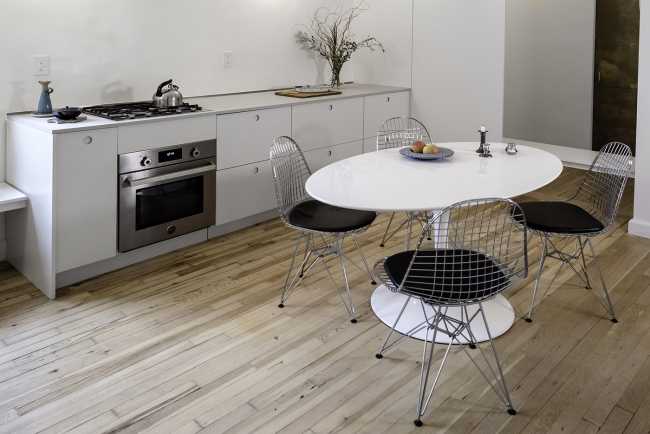 Rénovation de l'intérieur d'un appartement à New York. Récupération des éléments d'origine des années 30 et nouvelle conception de l'espace.