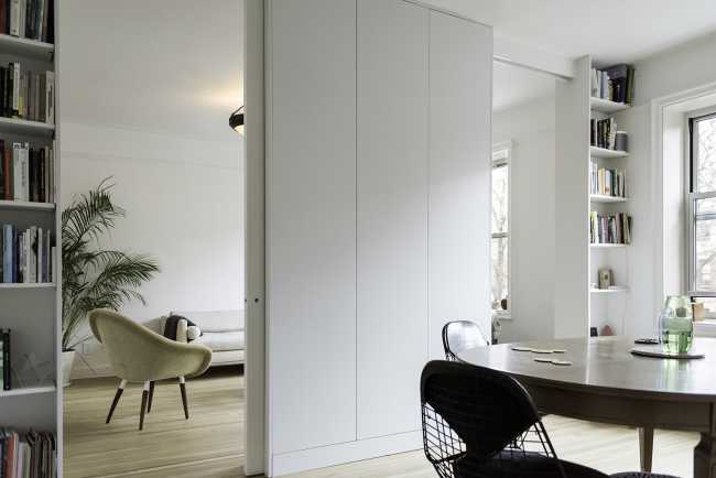 Rénovation de l'intérieur d'un appartement à New York. Récupération des éléments d'origine des années 30 et nouvelle conception de l'espace.