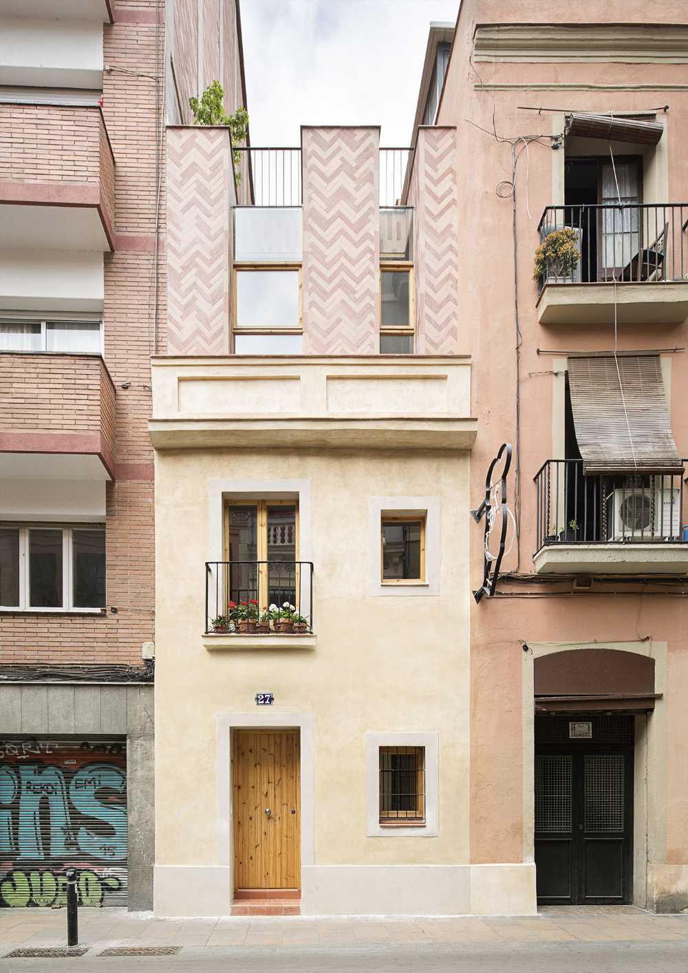 Ristrutturazione totale di Asturias, una casa di città unica tra tradizione ed eleganza moderna