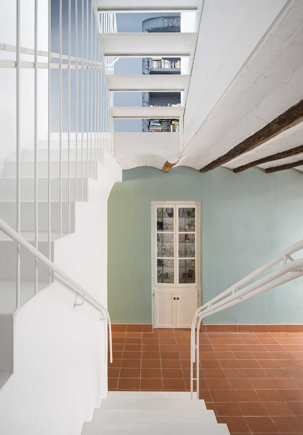Ristrutturazione totale di Asturias, una casa di città unica tra tradizione ed eleganza moderna
