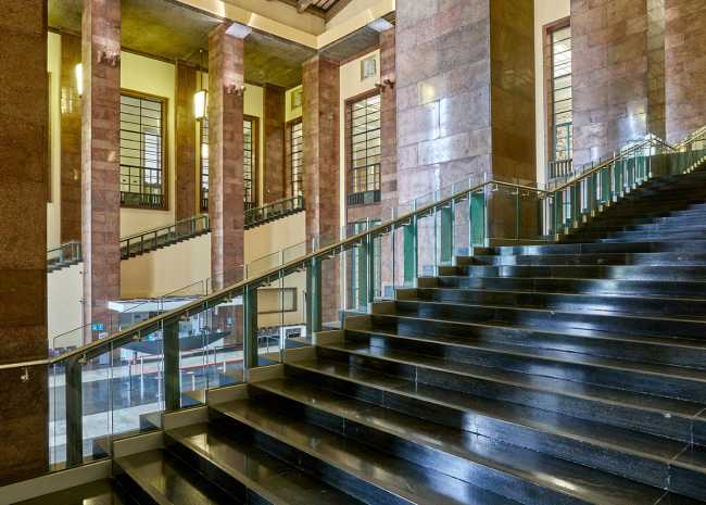 Palazzo di Giustizia di Milano. 1 km di balaustre per gli interventi di adeguamento di tutti i corpi scala