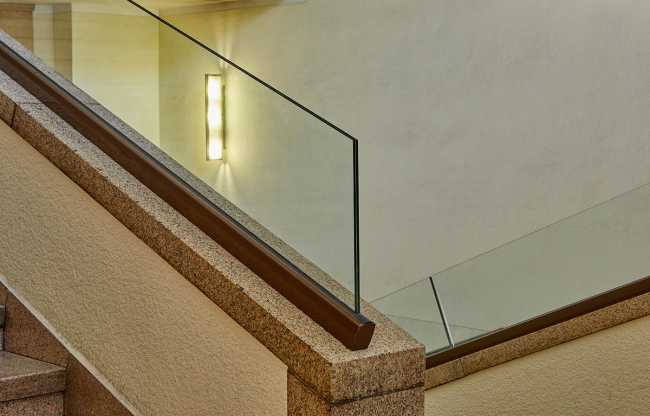 Palazzo di Giustizia di Milano. 1 km di balaustre per gli interventi di adeguamento di tutti i corpi scala