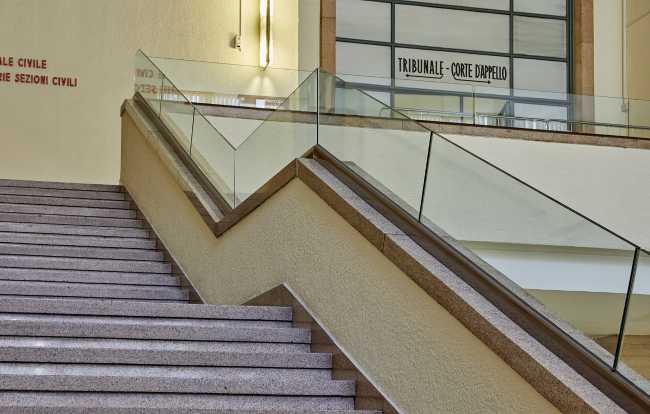 Palazzo di Giustizia di Milano. 1 km di balaustre per gli interventi di adeguamento di tutti i corpi scala