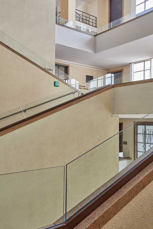 Palazzo di Giustizia di Milano. 1 km di balaustre per gli interventi di adeguamento di tutti i corpi scala