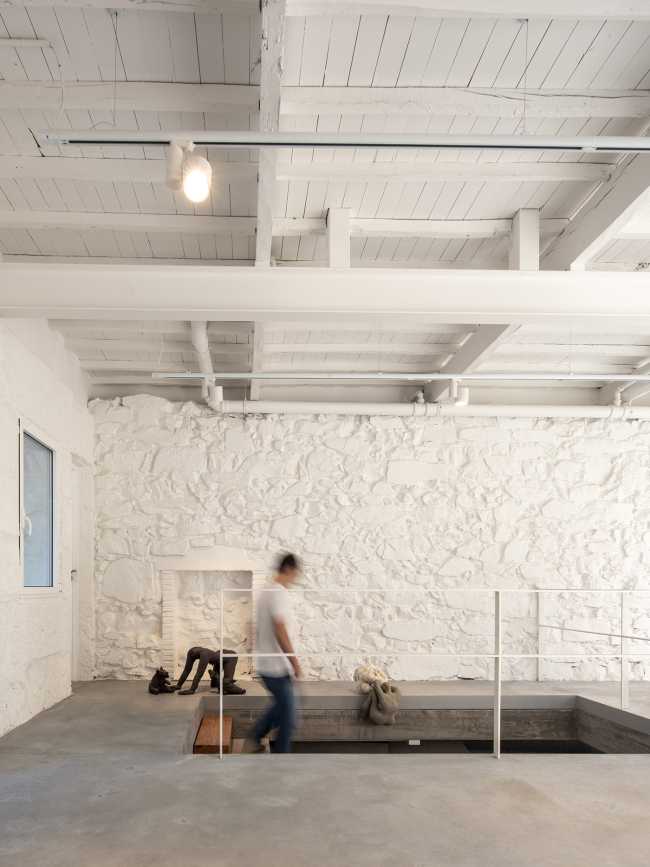 Casa para un artista. Un lugar de trabajo y descanso, esculpido por el deseo y el ingenio