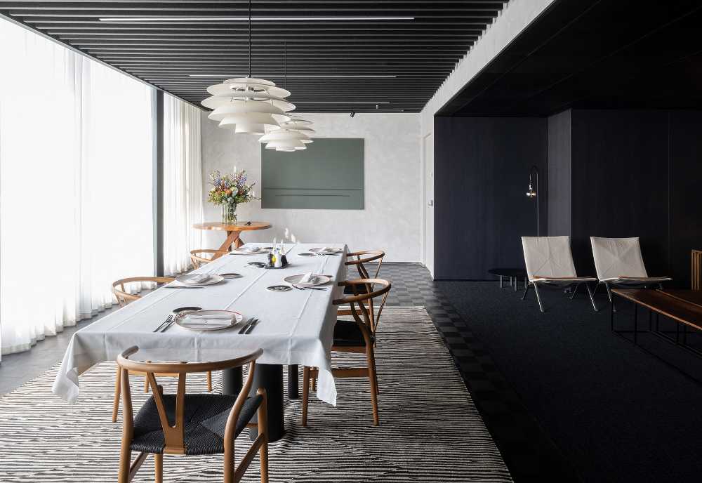 Il nuovo headquarter di Buysse & Partners e la domesticità dello spazio ufficio in un edificio icona dell’architettura moderna belga