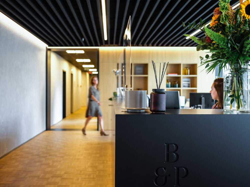 La nueva sede de Buysse&Partners y la domesticidad de las oficinas en un edificio emblemático de la arquitectura moderna belga