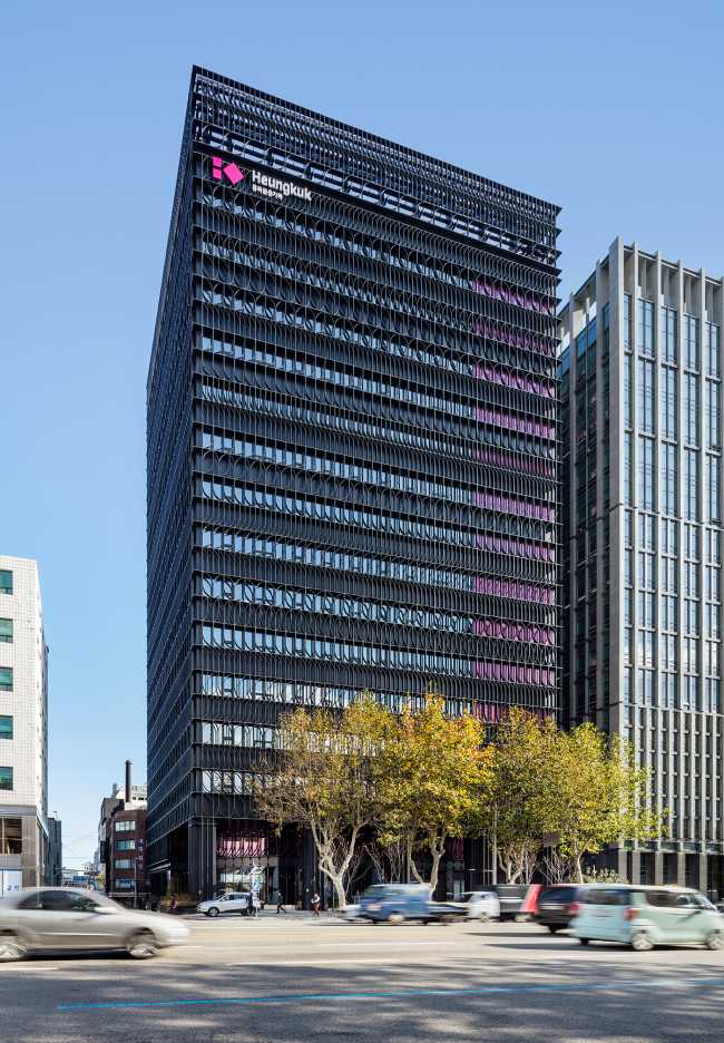 Elementos lineales para la fachada de la Torre Heungkuk de Busan teñidos de negro y fucsia