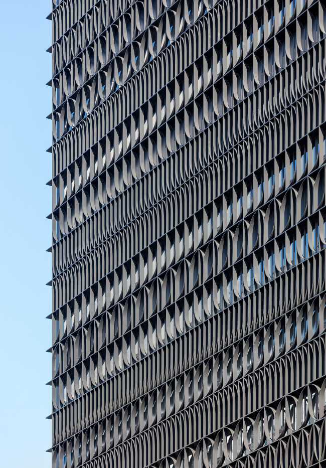Elementos lineales para la fachada de la Torre Heungkuk de Busan teñidos de negro y fucsia