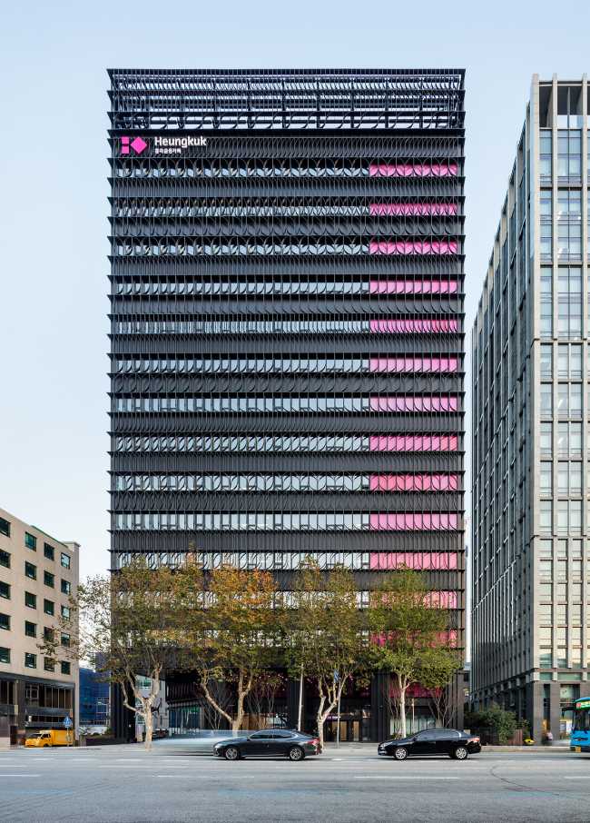 Elementos lineales para la fachada de la Torre Heungkuk de Busan teñidos de negro y fucsia