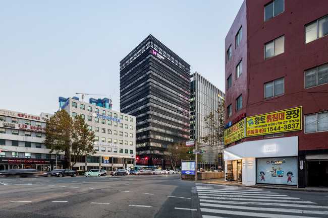 Elementos lineales para la fachada de la Torre Heungkuk de Busan teñidos de negro y fucsia