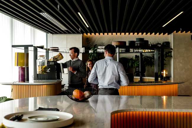 La nueva sede de Buysse&Partners y la domesticidad de las oficinas en un edificio emblemático de la arquitectura moderna belga