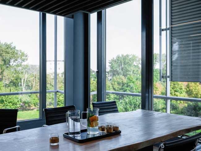 La nueva sede de Buysse&Partners y la domesticidad de las oficinas en un edificio emblemático de la arquitectura moderna belga