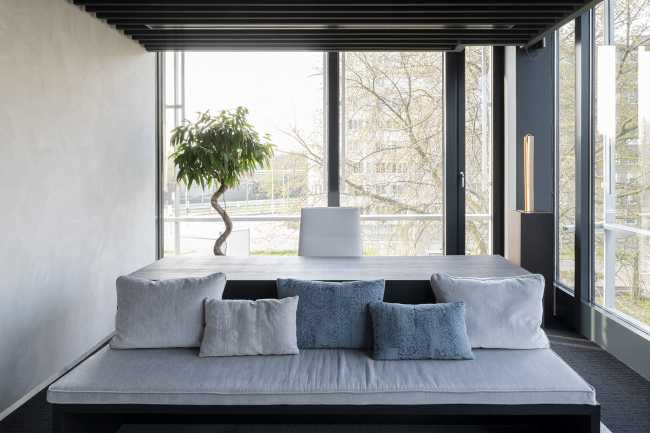 Il nuovo headquarter di Buysse & Partners e la domesticità dello spazio ufficio in un edificio icona dell’architettura moderna belga