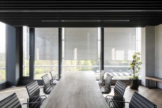 Il nuovo headquarter di Buysse & Partners e la domesticità dello spazio ufficio in un edificio icona dell’architettura moderna belga