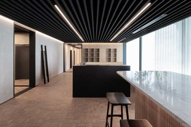 Il nuovo headquarter di Buysse & Partners e la domesticità dello spazio ufficio in un edificio icona dell’architettura moderna belga