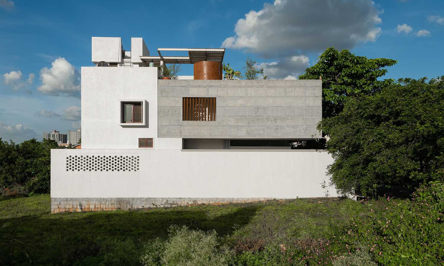 Maison vieillie : un grand plateau de ciment flottant sur un monolithe blanc