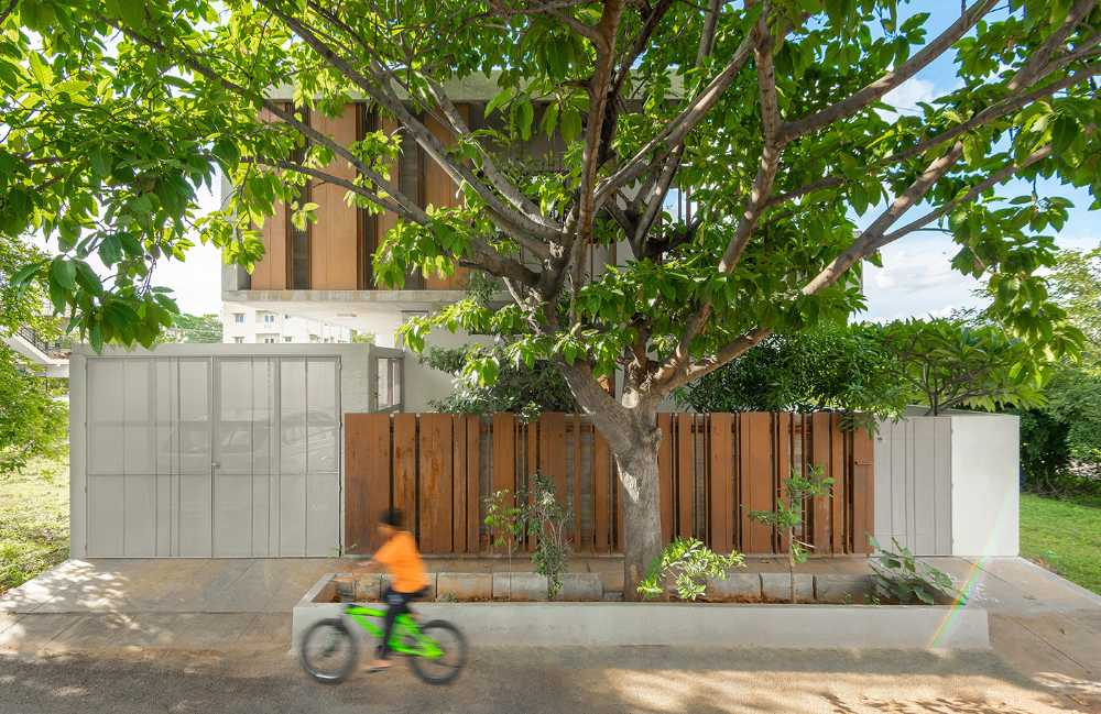 Weathered House: una gran bandeja de cemento flotando sobre un monolito blanco