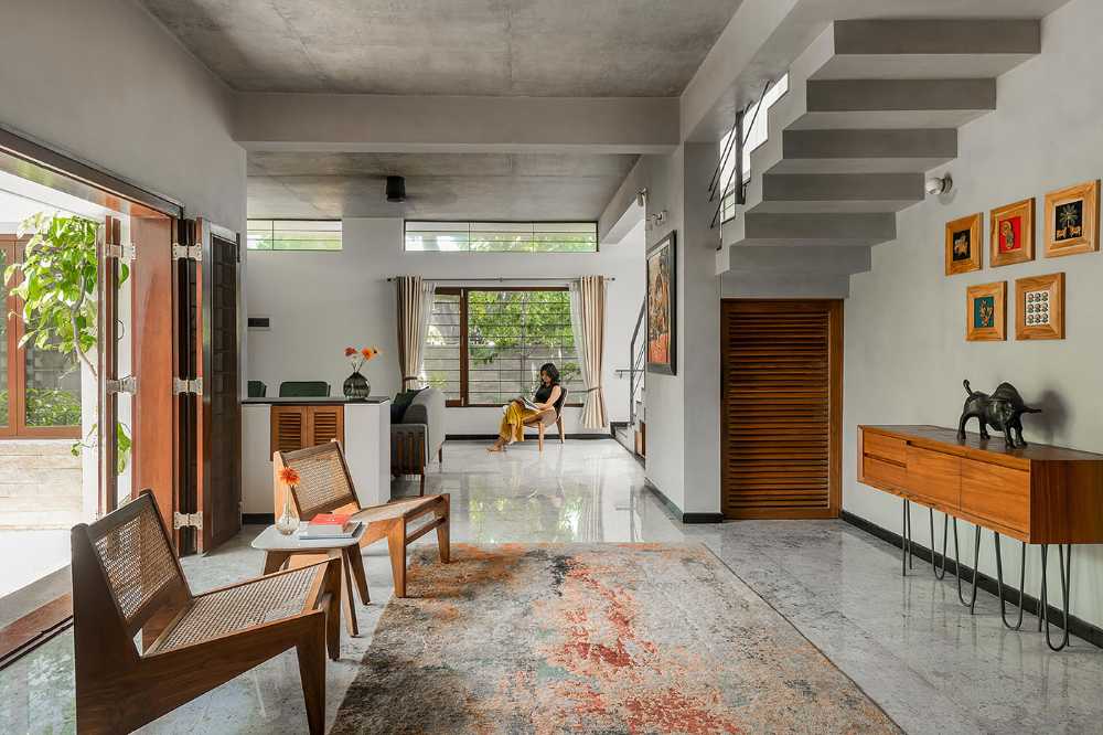 Weathered House: una gran bandeja de cemento flotando sobre un monolito blanco