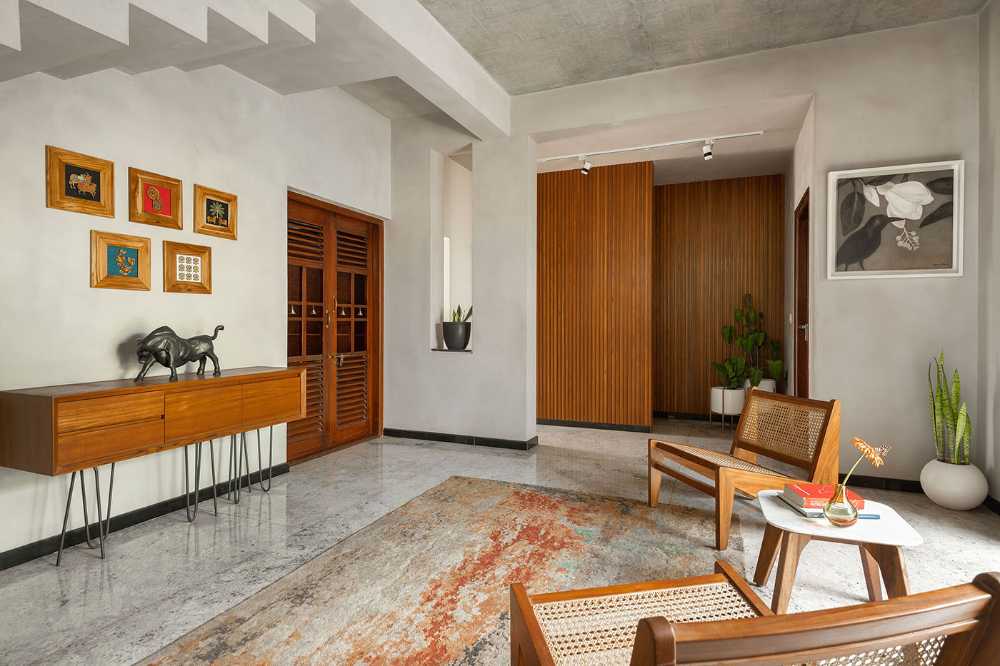 Weathered House: una gran bandeja de cemento flotando sobre un monolito blanco