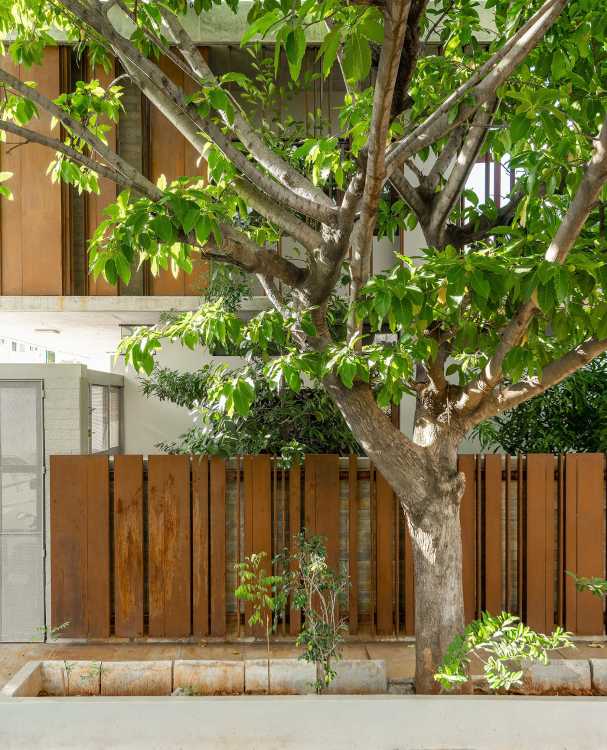 Weathered House: un grande vassoio di cemento che si libra su un bianco monolite