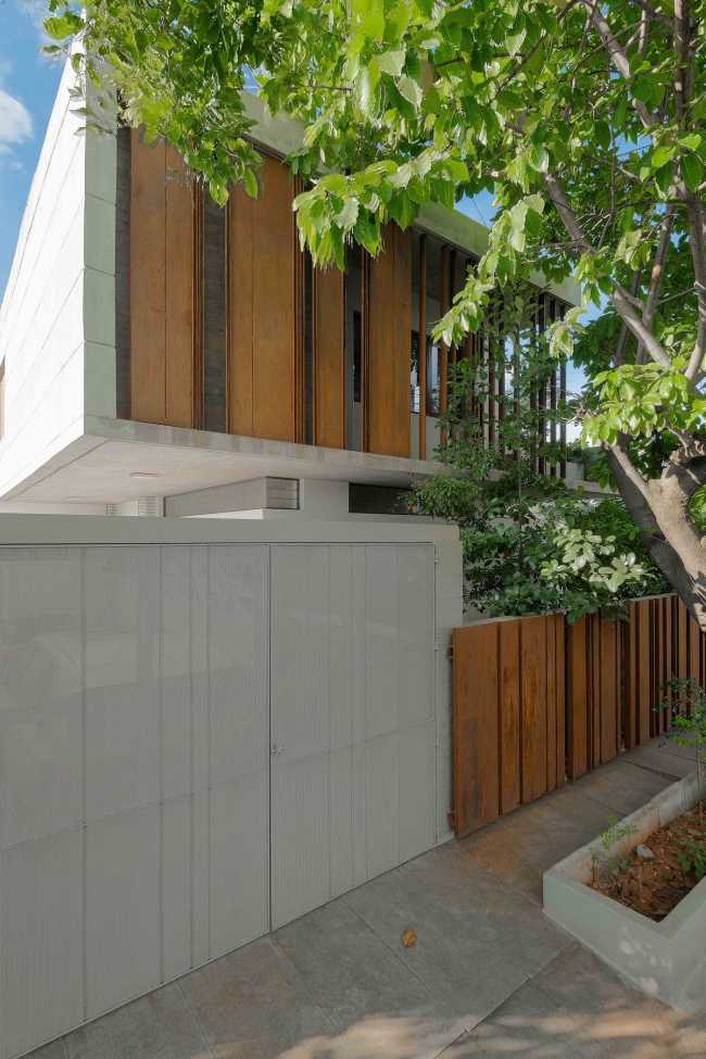 Weathered House: un grande vassoio di cemento che si libra su un bianco monolite