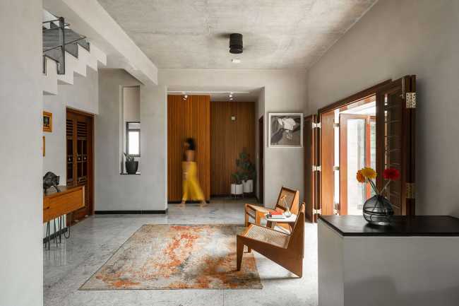 Weathered House: un grande vassoio di cemento che si libra su un bianco monolite