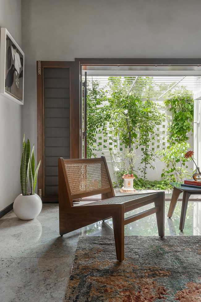 Weathered House: un grande vassoio di cemento che si libra su un bianco monolite