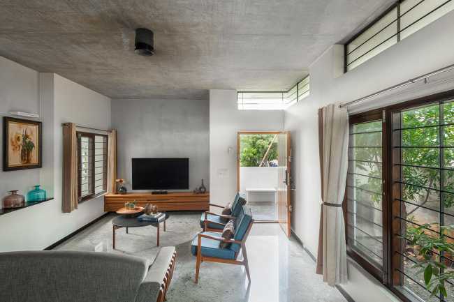 Weathered House: un grande vassoio di cemento che si libra su un bianco monolite