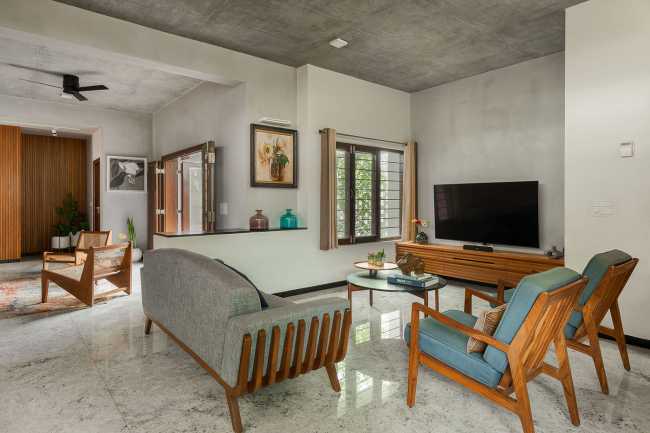 Weathered House: un grande vassoio di cemento che si libra su un bianco monolite