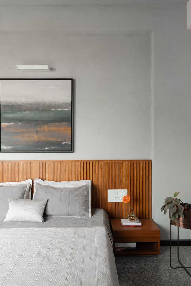 Weathered House: un grande vassoio di cemento che si libra su un bianco monolite