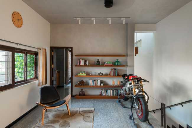 Weathered House: un grande vassoio di cemento che si libra su un bianco monolite