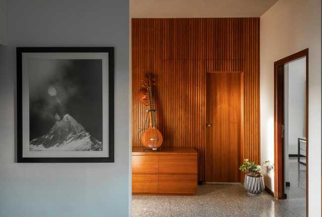 Weathered House: un grande vassoio di cemento che si libra su un bianco monolite