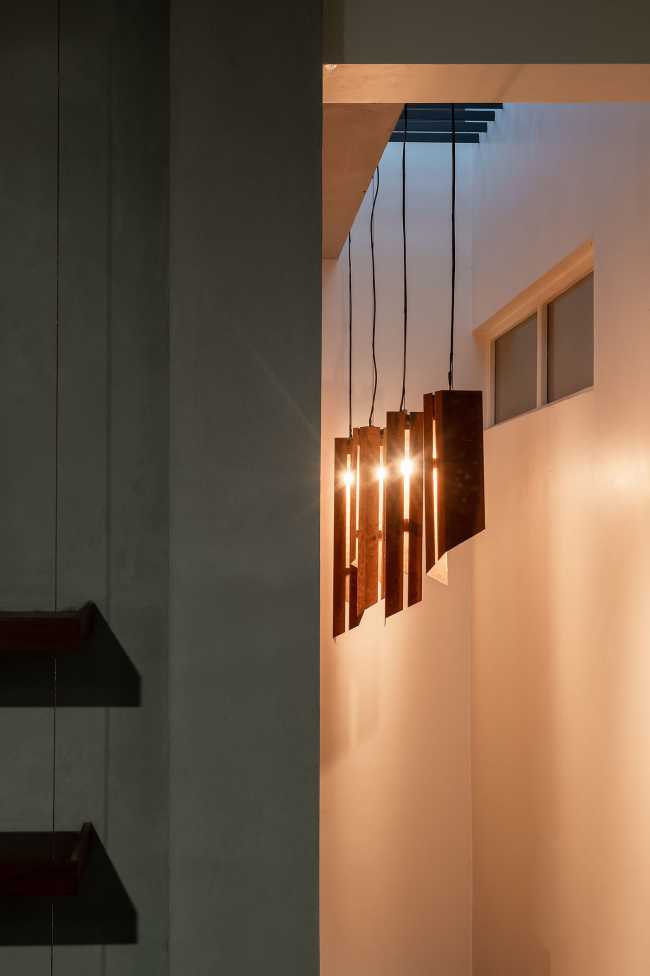 Weathered House: un grande vassoio di cemento che si libra su un bianco monolite