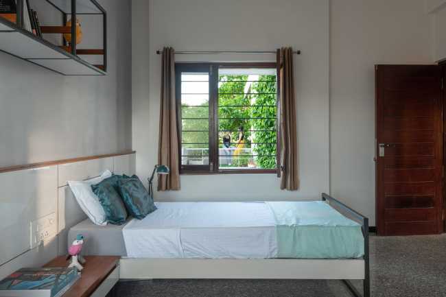 Weathered House: un grande vassoio di cemento che si libra su un bianco monolite