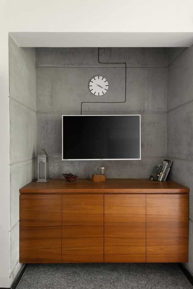 Weathered House: un grande vassoio di cemento che si libra su un bianco monolite