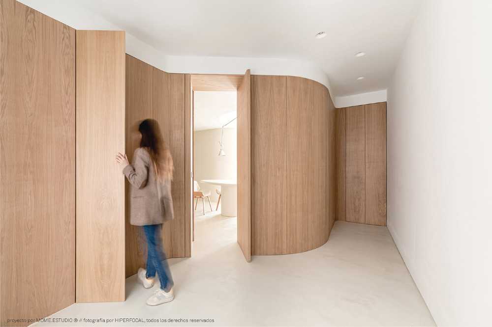 EMB Apartment. Two architectural elements would solve the design of the entire living space