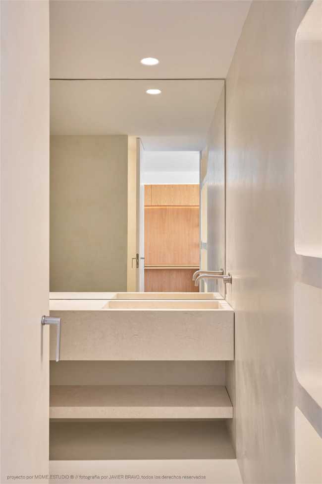 Appartamento EMB. Due elementi architettonici risolvono il progetto dell’intero spazio abitativo