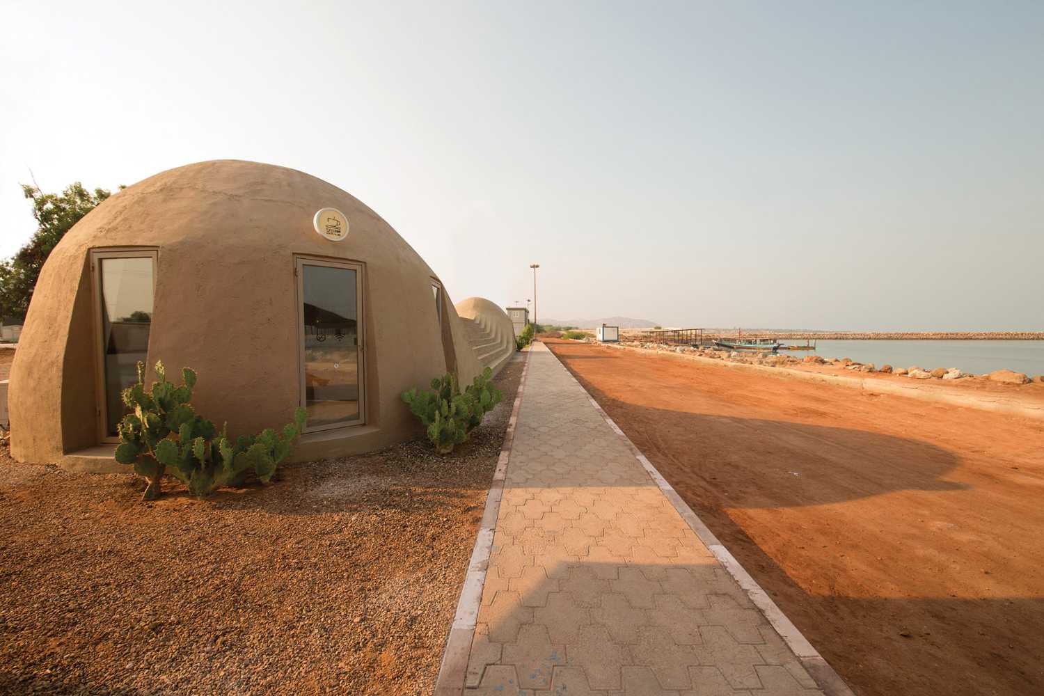 Método Super Adobe para la construcción del Centro Cultural Rong. Armonía con la tierra y planificación participativa en Irán