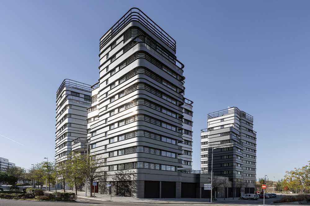 Tre torri per abitazioni e negozi a Madrid. Vista panoramica, interazione sociale e integrazione con la natura i focus del progetto