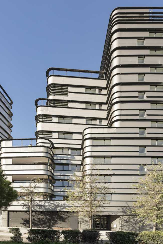 Three towers for housing and stores in Madrid. Panoramic views, social interaction and integration with nature are the highlights of the project